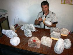 Kaya tuzunu sanat eserine dönüştürüyor